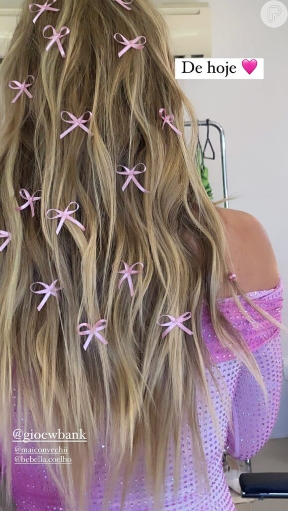Giovanna Ewbank começou mostrando, na última segunda (05) a produção de um cabelo cheio de fitas rosas para um trabalho