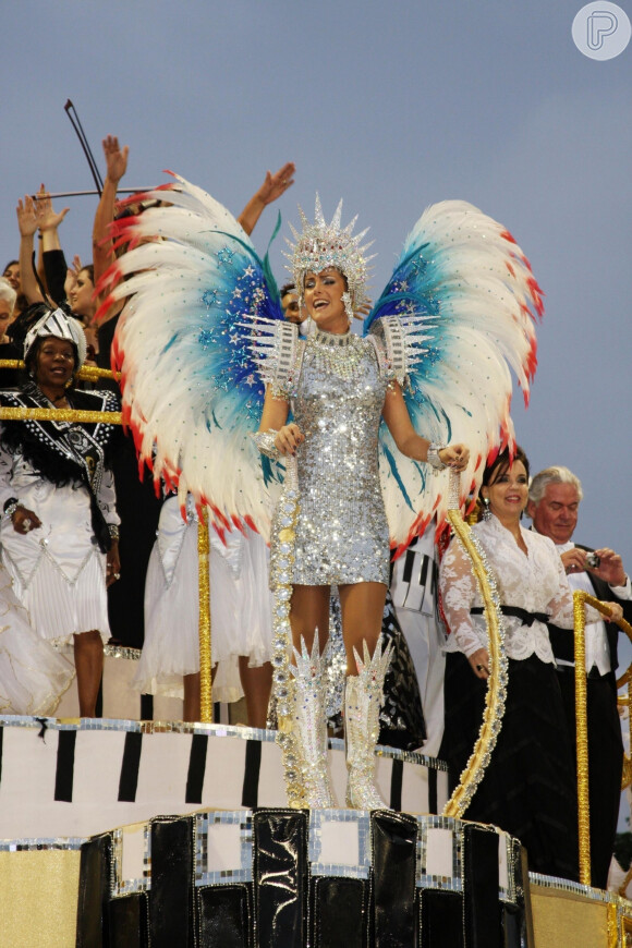 Ana Hickmann não desfalcou a Vai-Vai, campeã do Carnaval 2011, e desfilou mesmo com o joelho machucado
