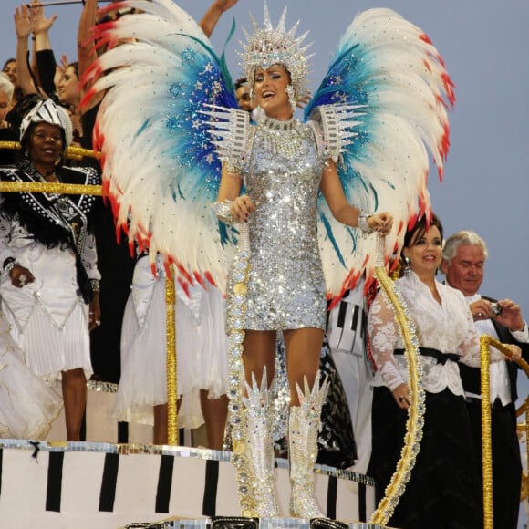 Ana Hickmann não desfalcou a Vai-Vai, campeã do Carnaval 2011, e desfilou mesmo com o joelho machucado