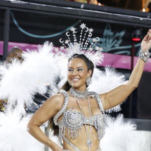 Paolla Oliveira vem sendo massacrada por críticas por conta do corpo real que exibe no pré-carnaval