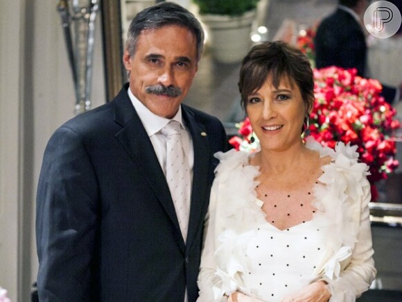 Aída (Natália do Vale) e Nunes (Oscar Magrini) finalmente se casam em uma cerimônia intimista, em 'Salve Jorge', em 4 de abril de 2013