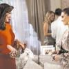 Lívia (Claudia Raia) faz a simpática com Helô (Giovanna Antonelli) ao reencontrá-la no casamento de Aída (Natália do Vale), em 'Salve Jorge'