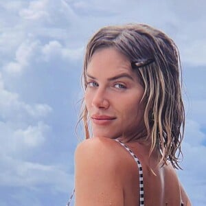 Giovanna Ewbank é apaixonada em biquíni fio-dental e não dispensa fotos usando o modelinho