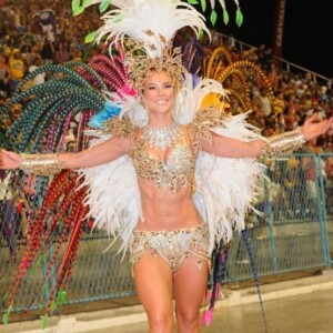 Paolla Oliveira no Carnaval 2010: fantasia da atriz não dispensava as plumas e deixou seu abdômen sarado com grande destaque
