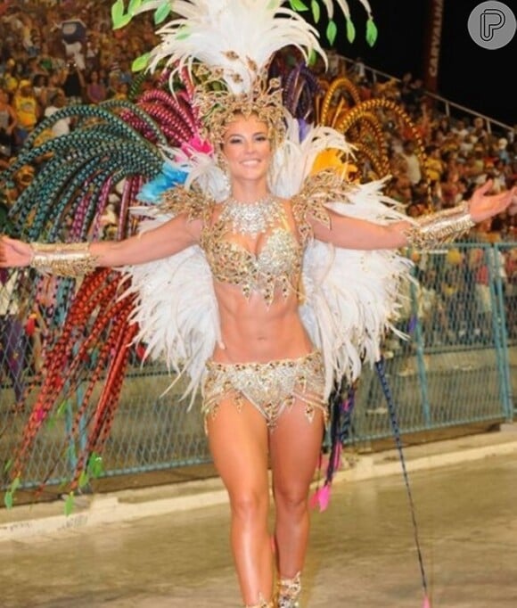 Paolla Oliveira no Carnaval 2010: fantasia da atriz não dispensava as plumas e deixou seu abdômen sarado com grande destaque