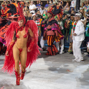 2022, o ano da ousadia de Paolla Oliveira: fantasiada de Pombagira, a rainha de bateria da Grande Rio comemorou o primeiro título da escola de samba