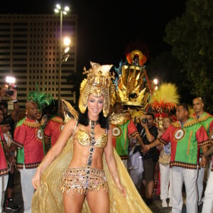 Paolla Oliveira retornou ao Carnaval do Rio de Janeiro em 2020, quando encarnou Cleópara em um look todo dourado e muito sexy