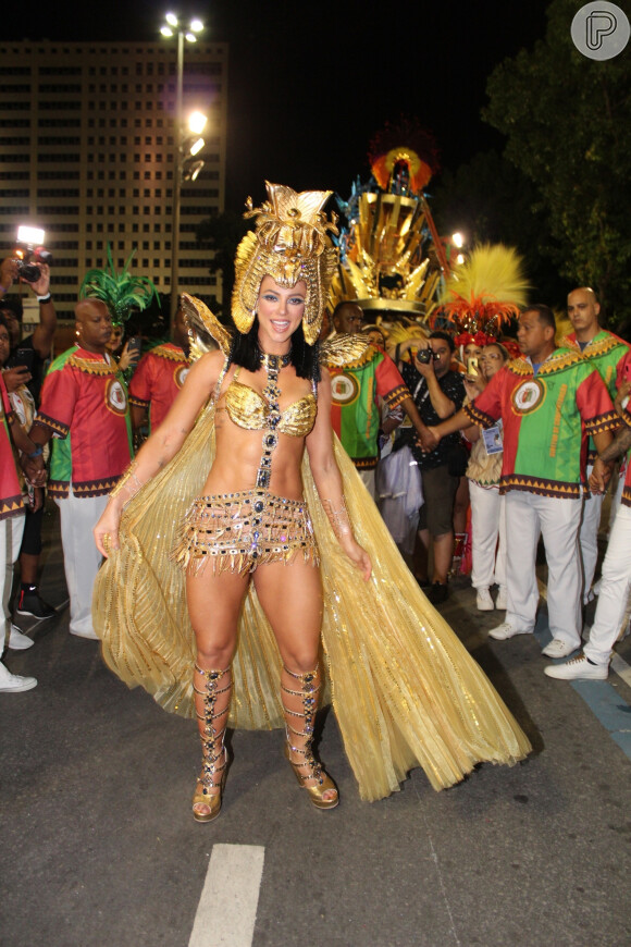 Paolla Oliveira retornou ao Carnaval do Rio de Janeiro em 2020, quando encarnou Cleópara em um look todo dourado e muito sexy