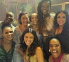 Lilia Cabral postou uma foto sorridente nos bastidores da novela 'Fuzuê', junto com parte do elenco