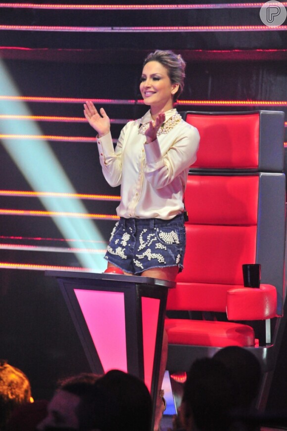 Claudia Leitte é fotografada durante o programa 'The Voice Brasil', no qual é jurada