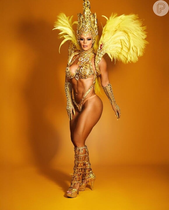 Viviane Araujo é a rainha de bateria do Salgueiro e usou fantasia poderosa em dourado