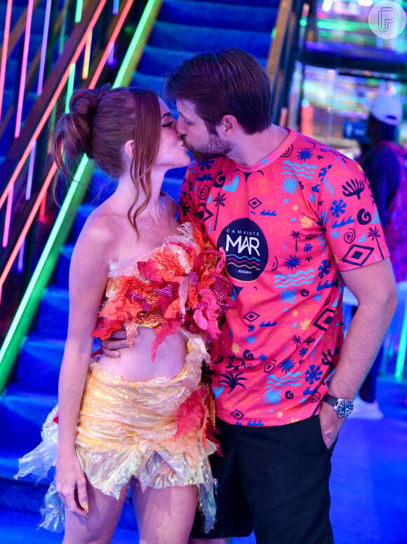 A youtuber Mari Maria trocou beijos com o marido, Rudy Rocha, em camarote na Sapucaí no carnaval 2024