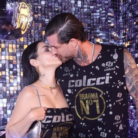 Cleo Pires beijou o marido, o modelo Leandro D'Lucca, em camarote do carnaval 2024 na Sapucaí