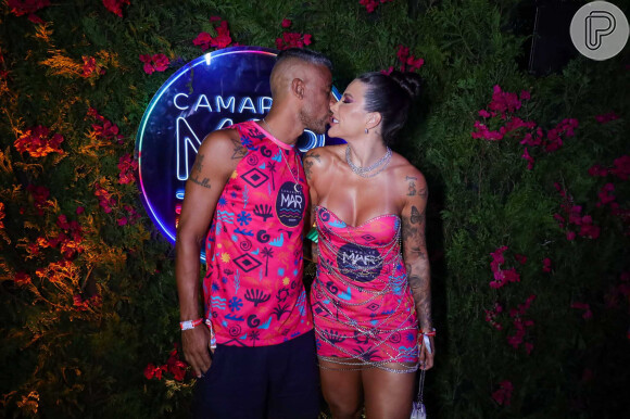 Beijo do ex-jogador Leo Moura na mulher, Camilla Moura, agitou camarote do carnaval 2024 na Sapucaí