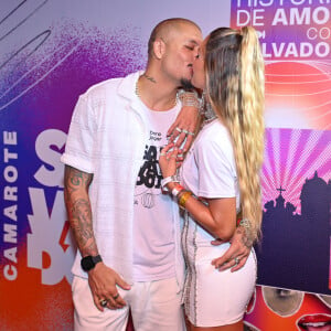 O casal de ex-BBB Aline Gotschalg e Fernando Medeiros se beijaram no carnaval 2024 de Salvador