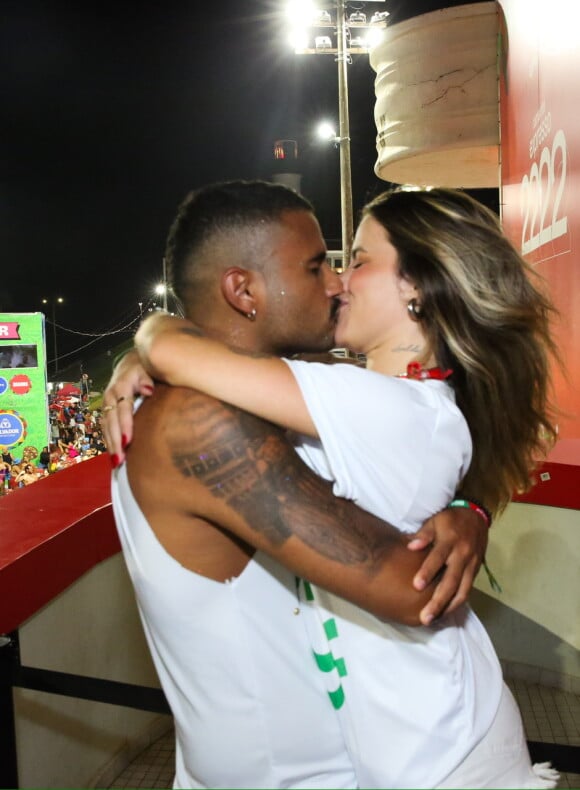 Carnaval 2024 em Salvador teve beijo do ex-BBB Lucas Pizane na namorada, Beatriz Esquivel