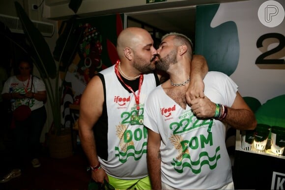 Tiago Abravanel e o marido, Fernando Poli, trocaram beijo no carnaval 2024, no Camarote 222 na Bahia, em Salvador