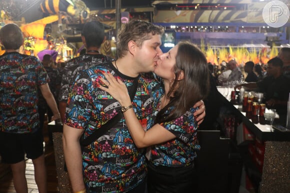Carnaval 2024 do Rio de Janeiro teve beijo de Evelyn Montesano no marido, Rodrigo Hartz Daudt