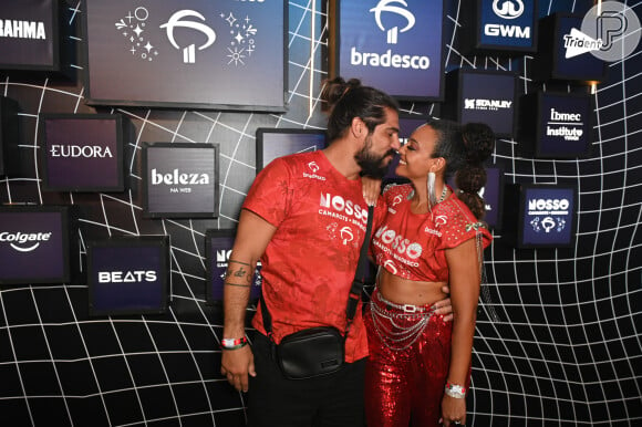 Carnaval 2024 no Rio: Sheron Menezzes beijou o marido, Saulo Bernard, em camarote na Sapucaí
