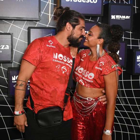 Carnaval 2024 no Rio: Sheron Menezzes beijou o marido, Saulo Bernard, em camarote na Sapucaí