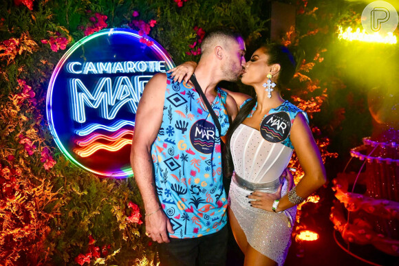 Lexa e o namorado, Ricardo Vianna, se beijaram no camarote de carnaval 2024 da Sapucaí