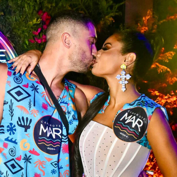 Lexa e o namorado, Ricardo Vianna, se beijaram no camarote de carnaval 2024 da Sapucaí