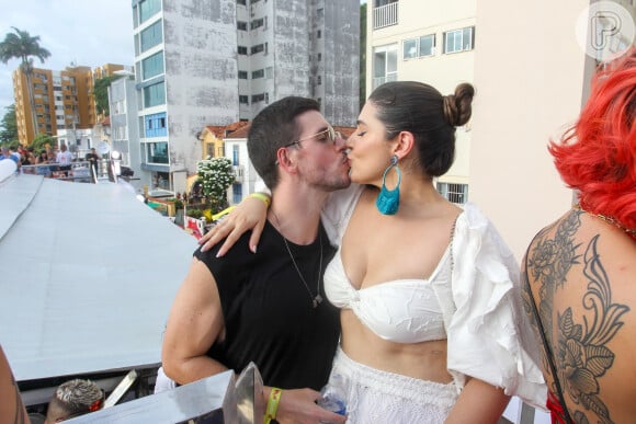 Carnaval 2024 de Salvador teve beijo de Vivian Amorim e Leo Hirschmann em trio elétrico