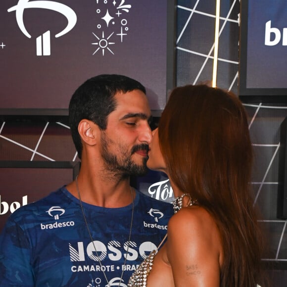 Thaila Ayala e Renato Góes se beijaram em camarote do carnaval 2024