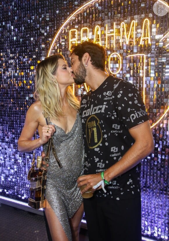 Agatha Moreira e Rodrigo Simas se beijaram em camarote da Sapucaí no carnaval 2024