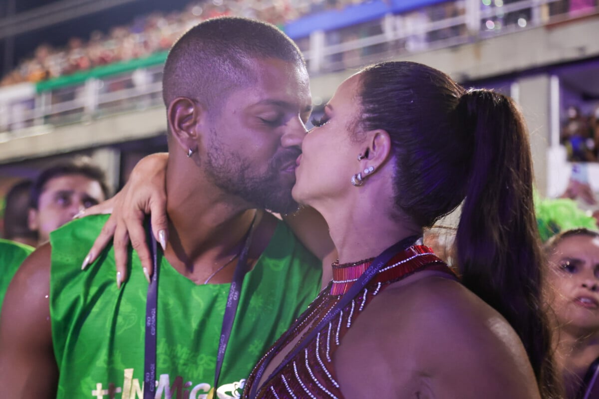 Carnaval 2024 é hora do beijo! Viviane Araújo, Larissa Manoela, Rodrigo  Simas e mais famosos que deram beijos na folia. + de 45 fotos! - Purepeople