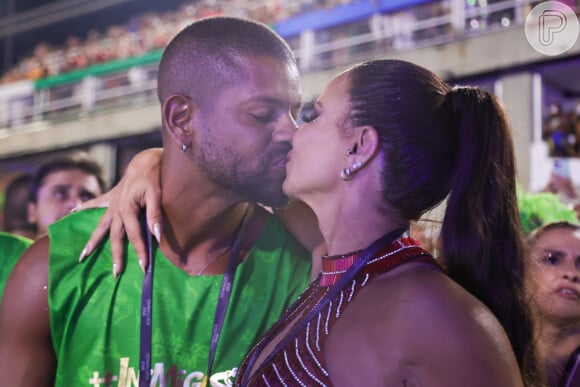 Viviane Araujo e Guilherme Militão se beijaram na Sapucaí no carnaval 2024