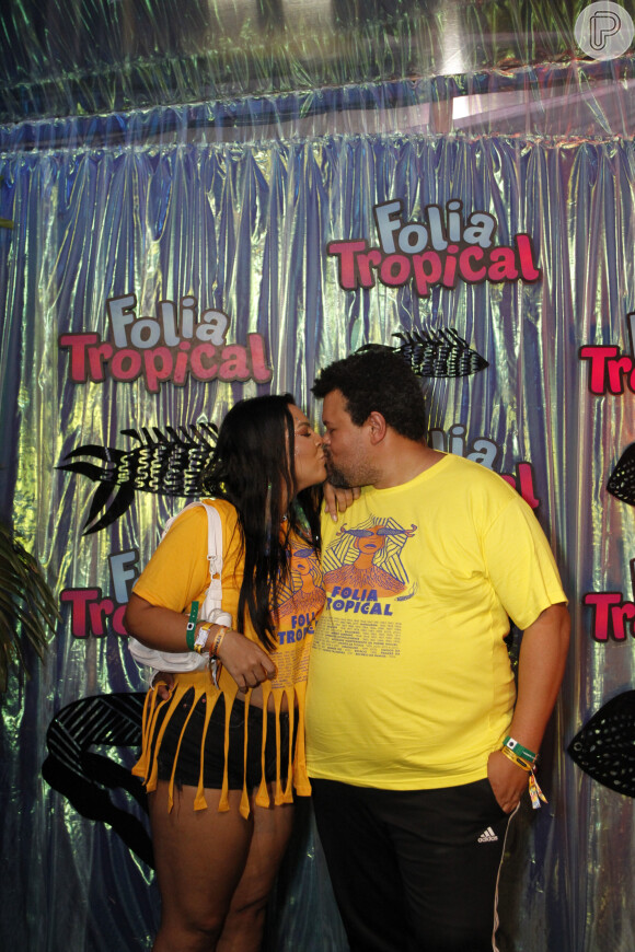 Carnaval 2024 teve beijo de Babu Santana na mulher, Lívia Nascimento, em camarote no Desfile das Campeãs