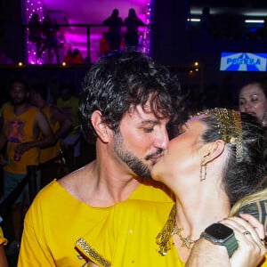 Juliana Paiva e o namorado, Danilo Partezani, se beijaram em camarote do Carnaval 2024