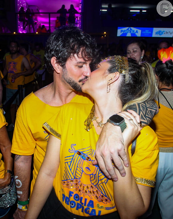 Juliana Paiva e o namorado, Danilo Partezani, se beijaram em camarote do Carnaval 2024