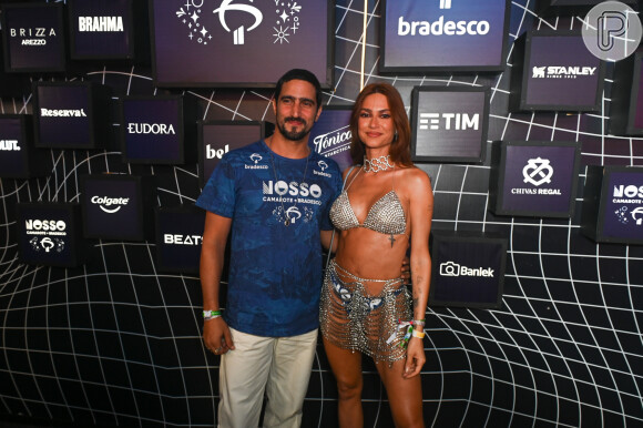 A atriz Thaila Ayala usou biquíni prateado e minissaia transparente em camarote no Carnaval 2024