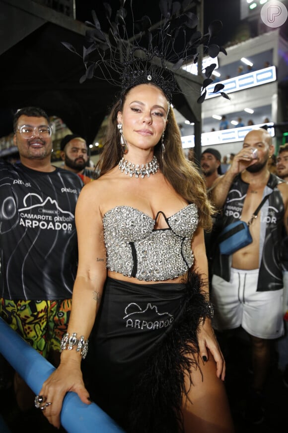 Paolla Oliveira usa corset prateado e saia com plumas em camarote na Sapucaí