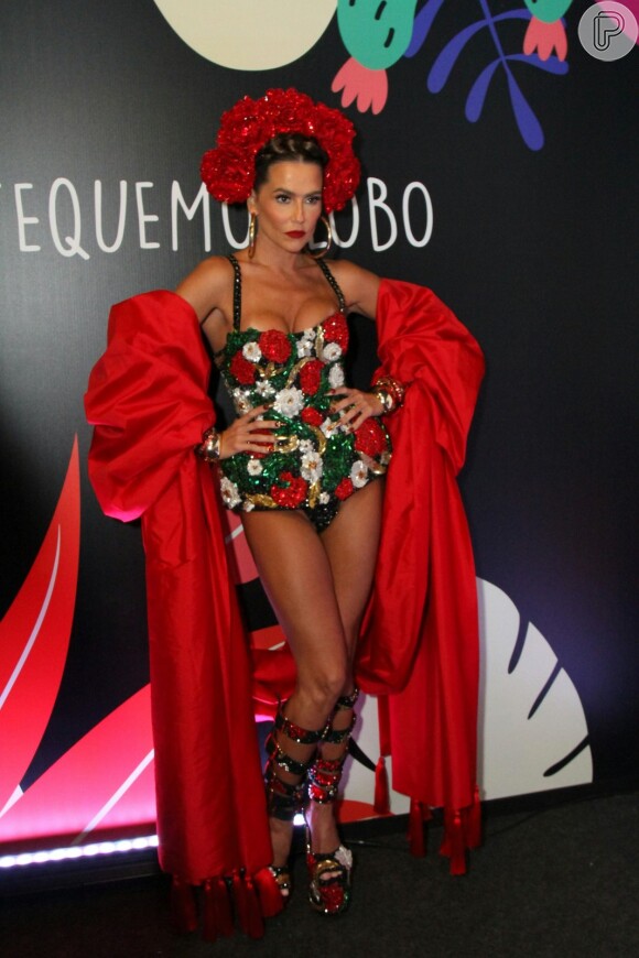 Deborah Secco se fantasiou de Frida Kahlo no segundo dia de desfiles do Rio de Janeiro