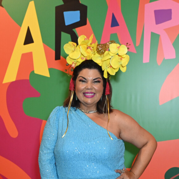 Baile da Arara 2024: Fabiana Karla entrou no ritmo de Carnaval com um adereço na cabeça