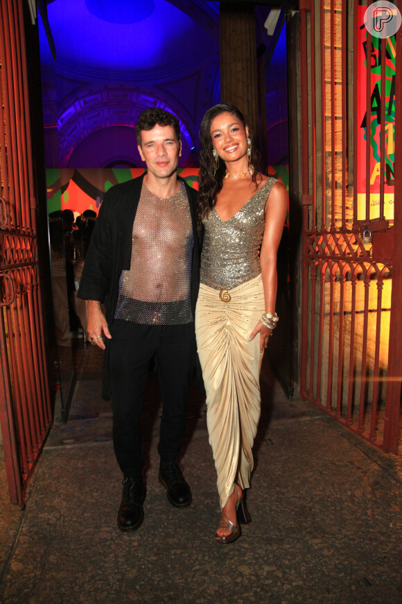 Baile da Arara 2024: Sophie Charlotte e Daniel de Oliveira combinaram no prateado