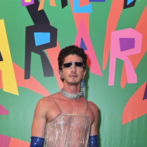Baile da Arara 2024: Johnny Massaro com look franjado
