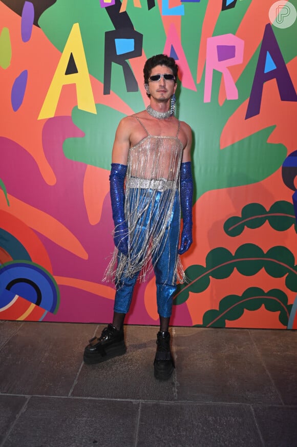 Baile da Arara 2024: Johnny Massaro com look franjado