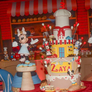 Filha mais nova de Simone Mendes, Zaya ganhou festa com decoração inspirada em personagens infantis