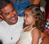 Filha mais nova de Simone Mendes, Zaya ganhou colo do pai, Kaká Diniz, em sua festa de 3 anos