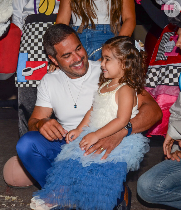 Filha mais nova de Simone Mendes, Zaya ganhou colo do pai, Kaká Diniz, em sua festa de 3 anos
