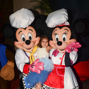 Filha mais nova de Simone Mendes, Zaya posou com Mickey e Minnie em sua festa de 3 anos