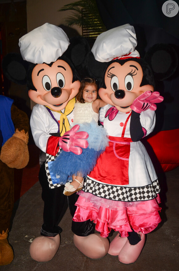 Filha mais nova de Simone Mendes, Zaya posou com Mickey e Minnie em sua festa de 3 anos