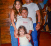 Simone Mendes e Kaká Diniz posam com os dois filhos, Zaya e Henry, na porta do buffet onde a menina comemorou 3 anos