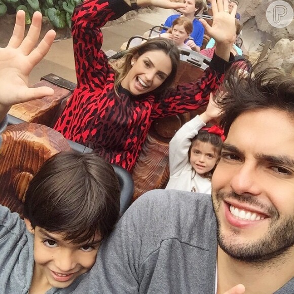 Nas fotos, dá para ver que Kaká e Carol Celico estão se divertindo muito com os filhos