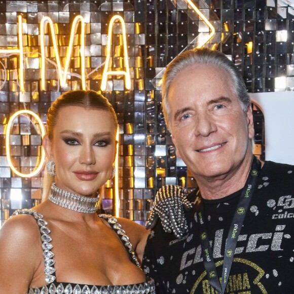 Roberto Justus e Ana Paula Siebert comemoraram o aniversário da influencer neste domingo, 18 de fevereiro de 2024, em camarote do carnaval na Sapucaí