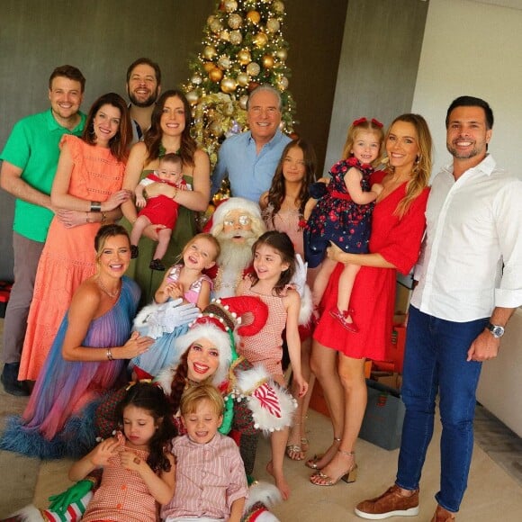 Roberto Justus reuniu mulher, filhos, genros, nora e netos no Natal de 2023